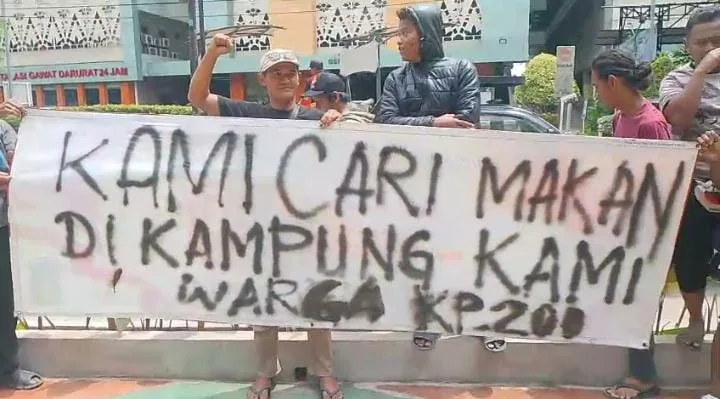 Warga Kampung 200 RT 03 RW 03, Kota Bekasi, menyampaikan aspirasi kepada Pemerintah Kota Bekasi agar rencana penertiban pedagang kaki lima (PKL) dan area parkir di depan Rumah Sakit (RS) Hermina dipertimbangkan secara matang. Aspirasi tersebut disampaikan dalam aksi yang berlangsung tertib pada Senin (5/1/2026).