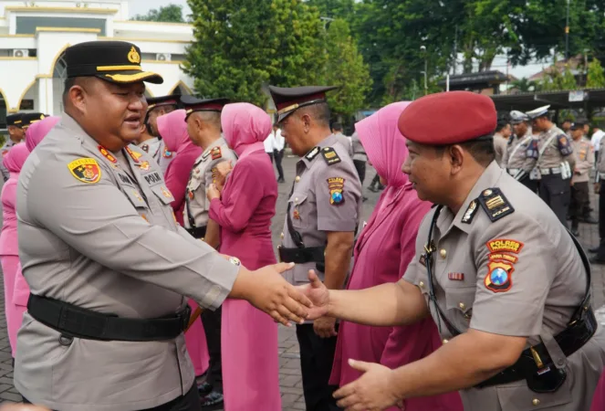 Kapolres berikan selamat kepada AKP Yoyok (BM)