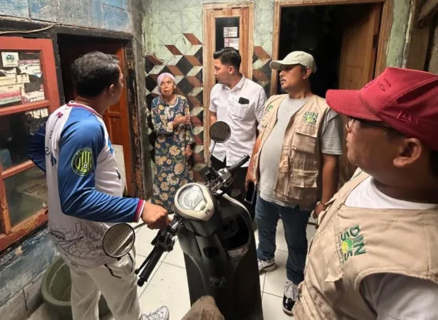 Lurah Bojong Menteng, Kodriana, S.Sos., M.Si., yang akrab disapa Bang Odie, turun langsung meninjau kondisi sosial warga di lingkungan RW 06, Kelurahan Bojong Menteng, Kota Bekasi. Selasa (6/1/2026).