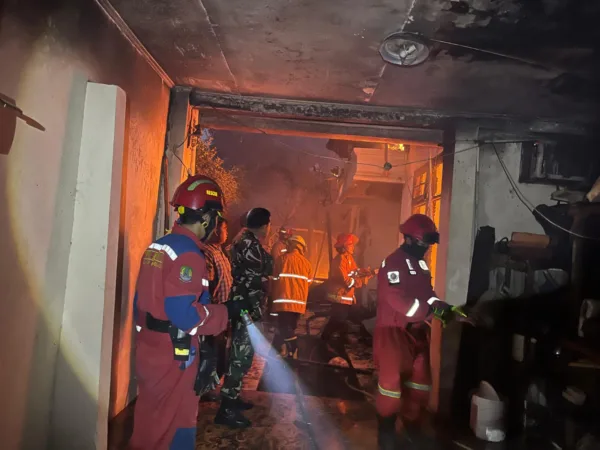 Sebuah rumah tinggal di Jalan Jati Keramat 2 RT 05 RW 03, Kelurahan Jatikramat, Kecamatan Jatiasih, Kota Bekasi, terbakar pada Kamis (8/1/2026) menjelang Magrib.