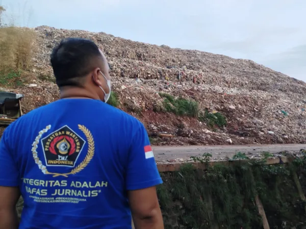 Ketua PWI Bekasi Raya Ade Muksin tinjau TPST (Frm)