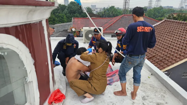 Tim Rescue Dinas Pemadam Kebakaran dan Penyelamatan (Disdamkarmat) Kota Bekasi dari Kompi A Regu 2 dan Regu 3 berhasil mengevakuasi seorang warga yang mengalami depresi di wilayah Kelurahan Jakasampurna, Kecamatan Bekasi Barat, pada Senin (12/1/2026).