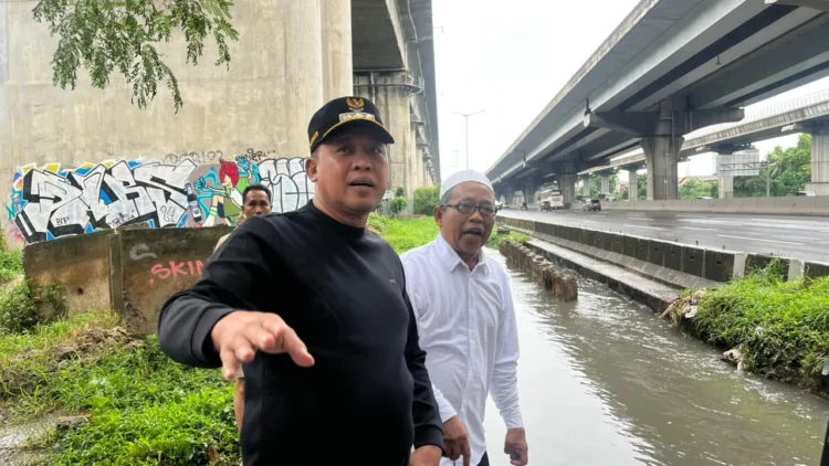 Wali Kota Bekasi Tri Adhianto turun langsung meninjau lokasi banjir yang kerap melanda Perumahan Bumi Bekasi Baru Utara, Kelurahan Sepanjang Jaya, Kecamatan Rawalumbu