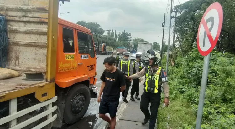 Polisi tegur sopir truck parkir sembarangan (BM)