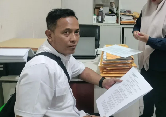 Zainal Abidin saat melaporkan pengaduan masyarakat sekdes dan kades Kalirejo ke Polres Pasuruan Kota (BM)