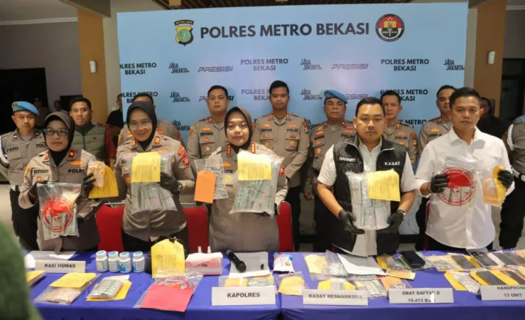 Polisi tunjukkan barang bukti (Frm)