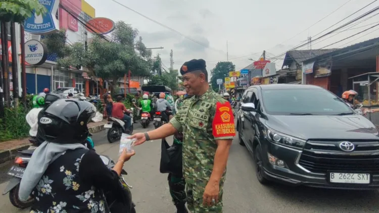 Kepala Staf Subkogartap 0507 Bekasi memberikan makanan ke warga (Frm)