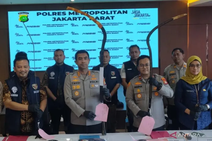 Polres Metropolitan Jakarta Barat tunjukkan barang bukti senjata tajam (Frm)