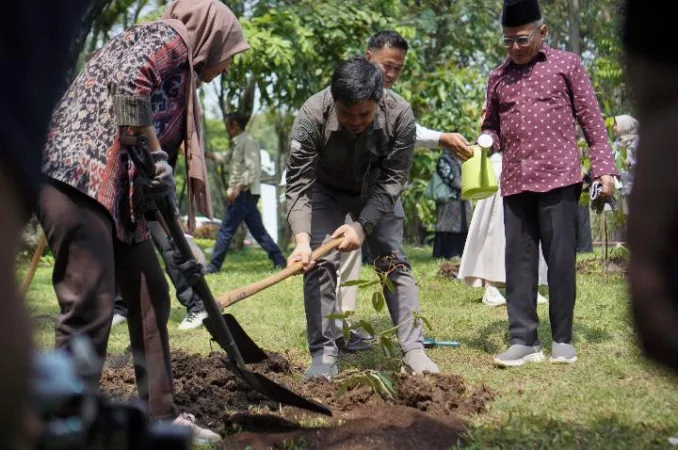 Wabup Pasuruan tanam pohon di HUT KBR ke 85 (Red)