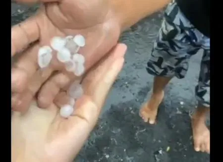 Warga saat menunjukkan es batu saat hujan (ist)