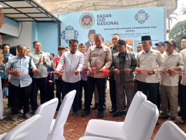 Wali Kota Bekasi Dr. Tri Adhianto Tjahyono menghadiri sekaligus meresmikan Dapur Satuan Pelayanan Pemenuhan Gizi (SPPG) di Kelurahan Jatibening Baru, Kecamatan Pondokgede, Sabtu (17/1/2026).