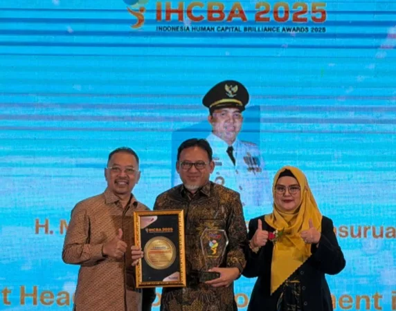 Syaifudin Ahmad Asisten Kabupaten Pasuruan menerima penghargaan (ist)