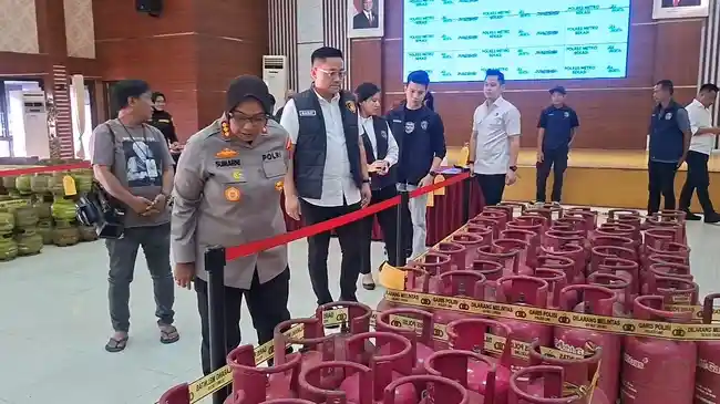 Polres Metro Bekasi Bongkar Praktik Oplosan LPG Subsidi 3 Kg ke Tabung 12 Kg