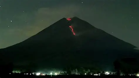 Gunung Semeru Alami 30 Gempa Letusan dalam Enam Jam, Status Siaga Tetap Berlaku