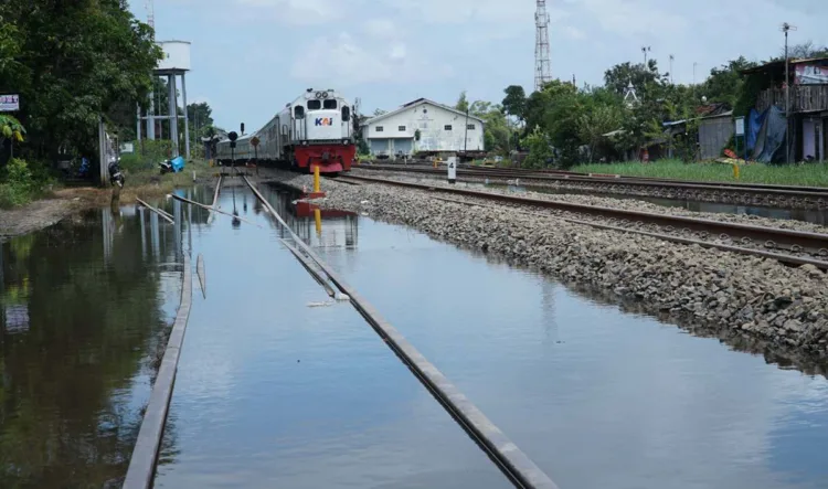 Genangan Surut, Jalur KA di Stasiun Pekalongan Kembali Normal Bertahap