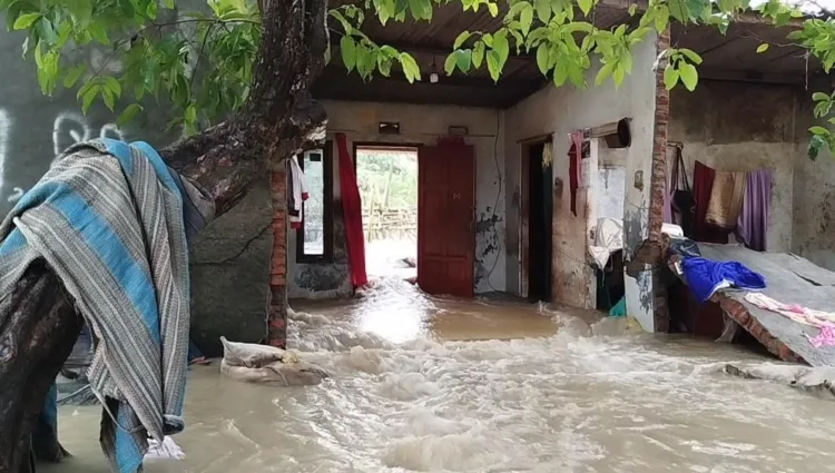Tanggul Sungai Citarum Jebol, Rumah Warga di Muara Gembong Rusak Parah