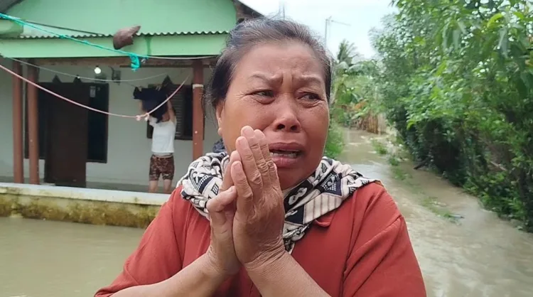 Detik-detik Rumah Warga Ambruk Saat Tanggul Sungai Citarum Jebol