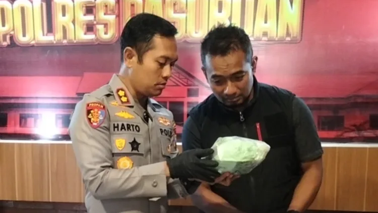 Kapolres Pasuruan tunjukkan sabu pada konferensi pers (BM)