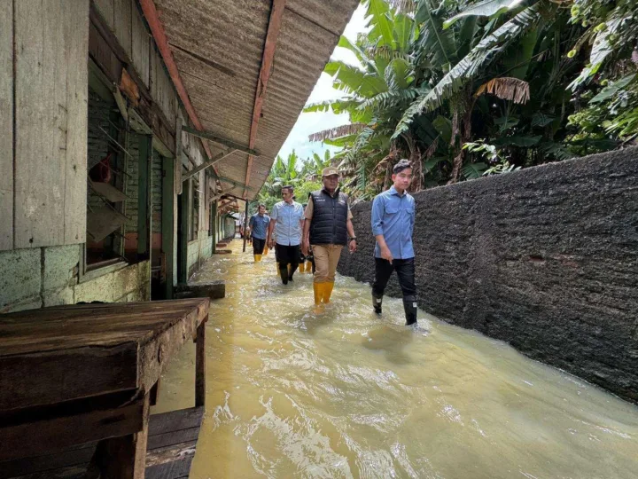 Mas Wapres Tinjau Banjir Karawang, Tekankan Prioritas Layanan Kesehatan bagi Kelompok Rentan 2 Mas Wapres Tinjau Banjir Karawang, Tekankan Prioritas Layanan Kesehatan bagi Kelompok Rentan