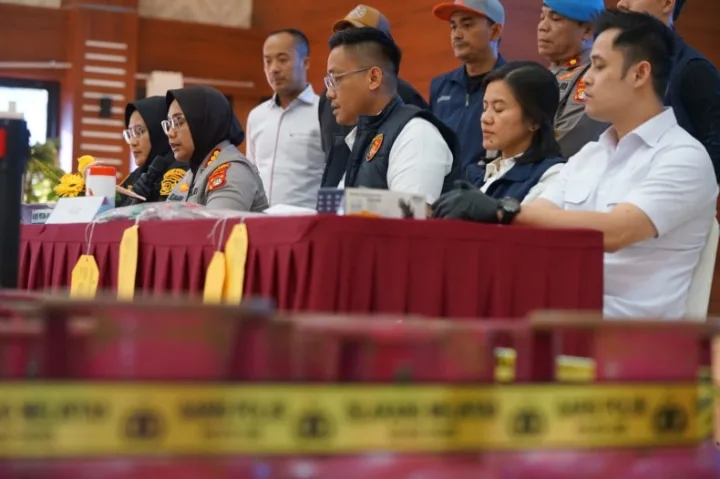 Polres Metro Bekasi Bongkar Praktik Oplosan LPG Subsidi 3 Kg ke Tabung 12 Kg 4 Polres Metro Bekasi Bongkar Praktik Oplosan LPG Subsidi 3 Kg ke Tabung 12 Kg