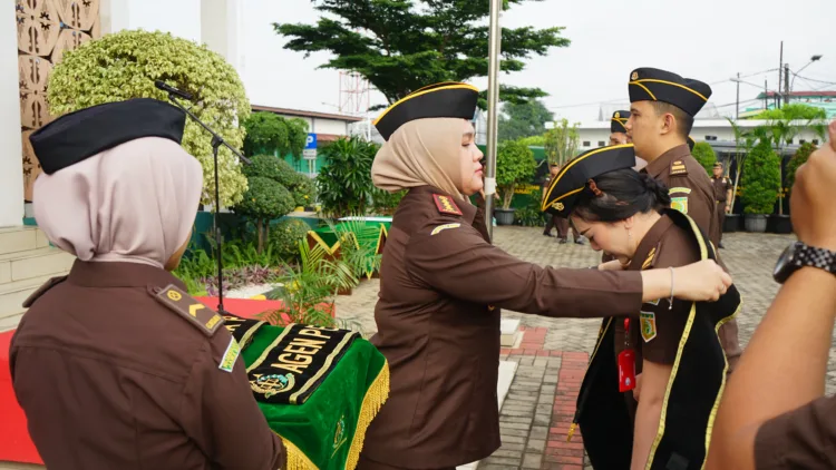 Kejaksaan Negeri (Kejari) Kota Bekasi menggelar Apel Pencanangan Pembangunan Zona Integritas (ZI) menuju predikat Wilayah Bebas dari Korupsi (WBK) dan Wilayah Birokrasi Bersih dan Melayani (WBBM) di halaman Kantor Kejari Kota Bekasi.
