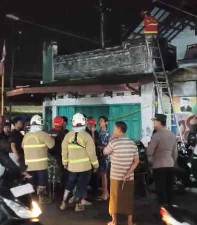 Kapolsek Pandaan bersama BPBD padamkan Api (BM)