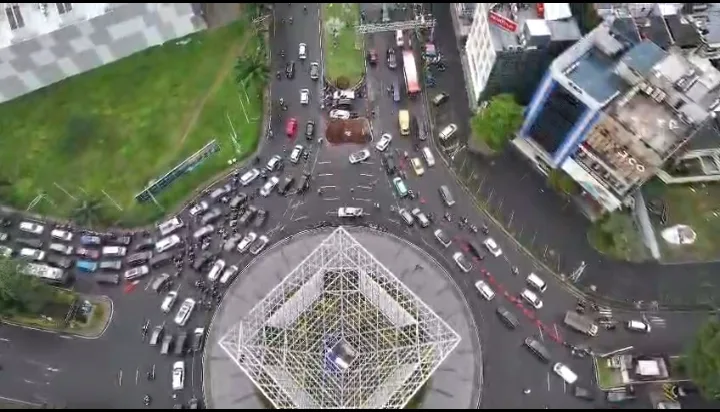 Kepala Satuan Lalu Lintas (Kasat Lantas) Polres Metro Bekasi Kota, Kompol Gefri Aditya, S.I.K., M.Si, memimpin langsung pelaksanaan hari pertama Operasi Keselamatan Jaya 2026, Senin (2/2/2026).