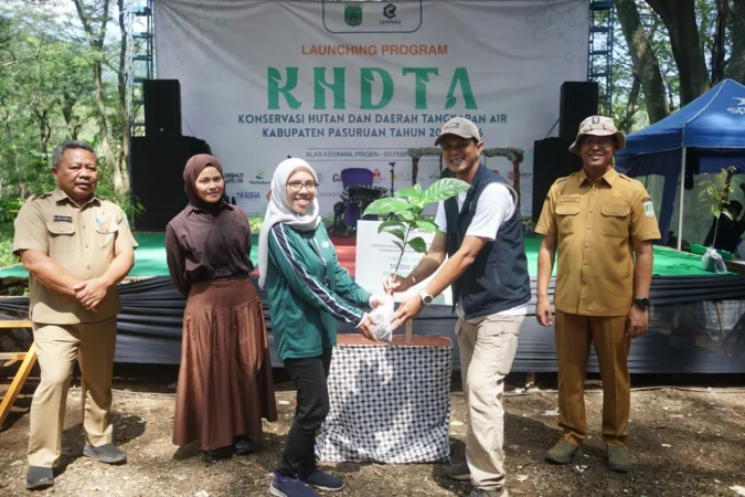 Direktur Cempaka Foundation Sarifudin Latif terima pohon dari pihak perusahaan (BM)