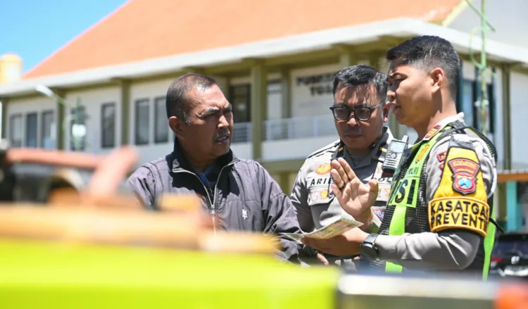 Kasat Lantas Polres Pasuruan cek kelayakan Jeep di Bromo (lantas)