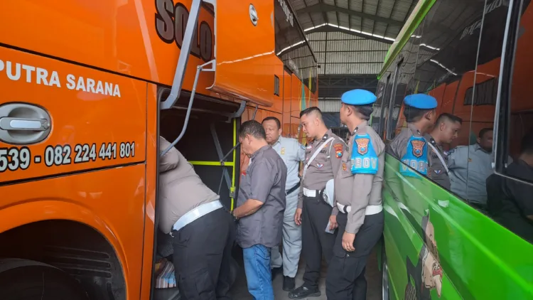 Polisi cek kendaraan Bus di Kejayan Pasuruan (BM)