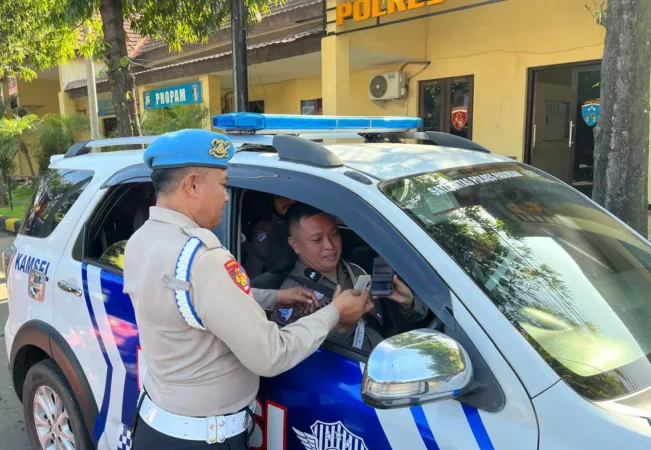 Propam Polres Pasuruan cek kelengkapan surat surat anggota (hms)