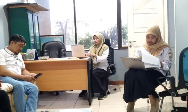 Fathia Gakkum DLH Kabupaten Bekasi saat berada diruang kerja (Frm)