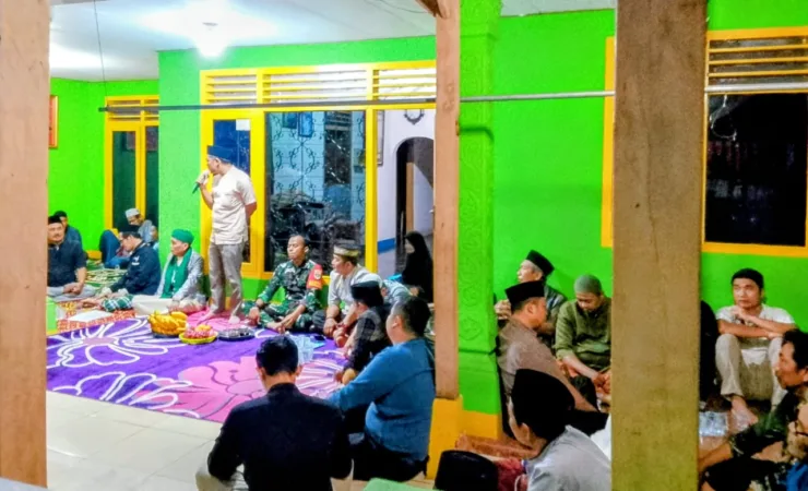 Warga RW 07 Kelurahan Bojong Menteng, Kecamatan Rawalumbu, Kota Bekasi, menggelar acara selamatan penyerahan Surat Keputusan (SK) kepengurusan RW kepada ketua terpilih Jamaluddin Oman, Rabu malam (4/2/2026).