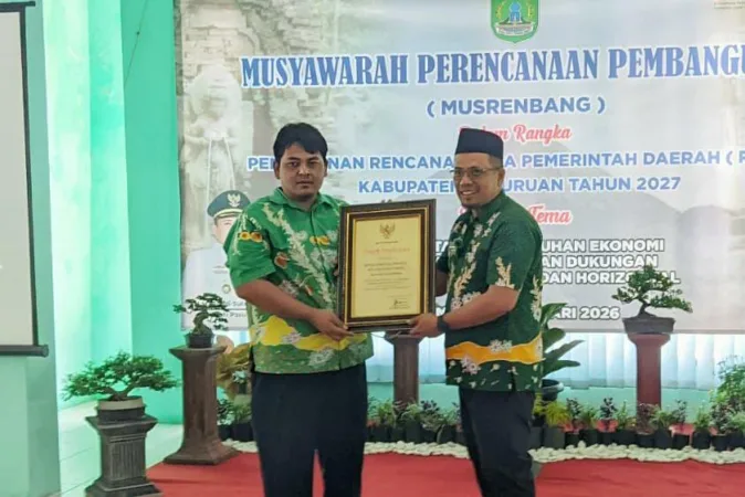 Camat Gempol serahkan penghargaan kepada Kepala Desa Randu Pitu (BM)