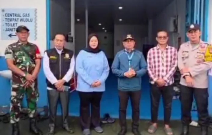 Lurah Jatibening Baru bersama unsur Tiga Pilar dan Forum Komunikasi Rukun Warga (FKRW) Jatibening Baru melaksanakan pengecekan Instalasi Pengolahan Air Limbah (IPAL) di fasilitas SPPG yang berada di wilayah Jatibening Baru, Kota Bekasi. Rabu (11/2/2026).
