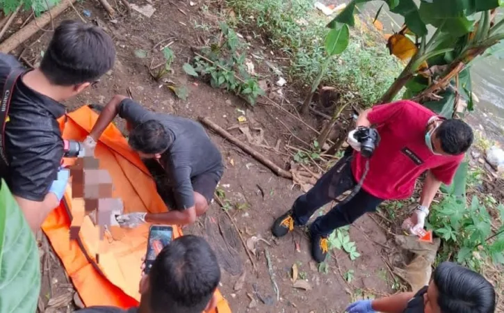 Tim Rescue Kompi A Regu 2 Dinas Pemadam Kebakaran dan Penyelamatan (Disdamkarmat) Kota Bekasi mengevakuasi jasad bayi yang ditemukan di aliran Kali Sunter, wilayah Jaticempaka, Kecamatan Pondok Gede, Rabu (11/2/2026) sore.