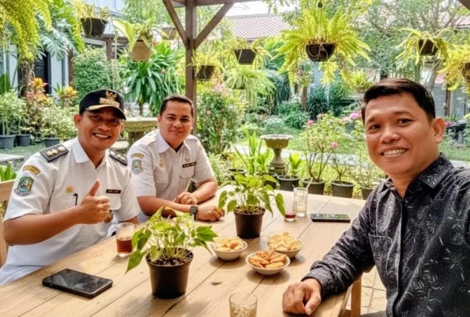 Diskusi santai namun substantif berlangsung di Lobby Taman Kecamatan Rawalumbu, Kota Bekasi, Rabu (11/2/2026).