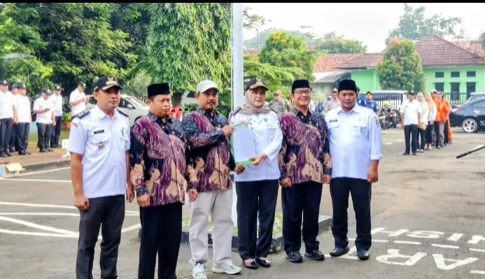 Prosesi pelantikan Jamaluddin Oman sebagai Ketua RW 07 Kelurahan Bojong Menteng, Kecamatan Rawalumbu, Kota Bekasi, telah berlangsung resmi dan khidmat di halaman kantor kecamatan. Rabu (11/2/22026