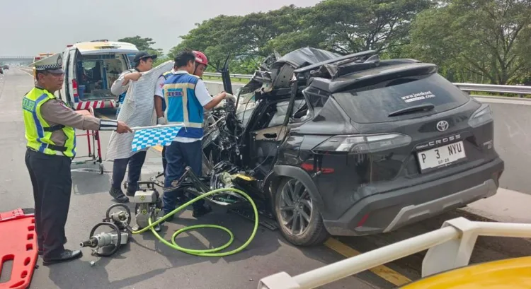 Polisi saat melakukan olah TKP dan mengevakuasi korban (PJR)