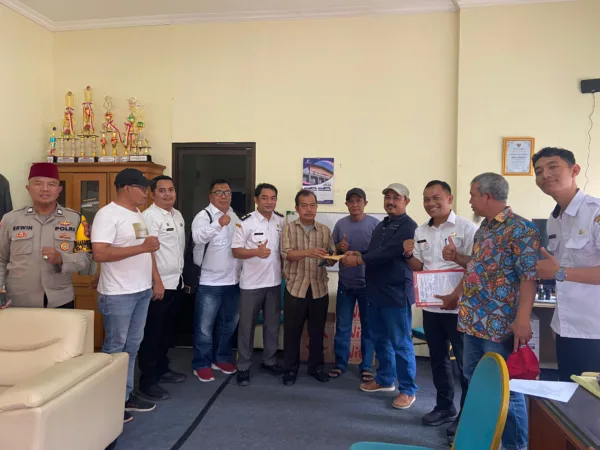 Prosesi serah terima stempel Rukun Warga (RW) 07 Kelurahan Bojong Menteng berlangsung di ruang kerja lurah pada Rabu (18/2/2026).