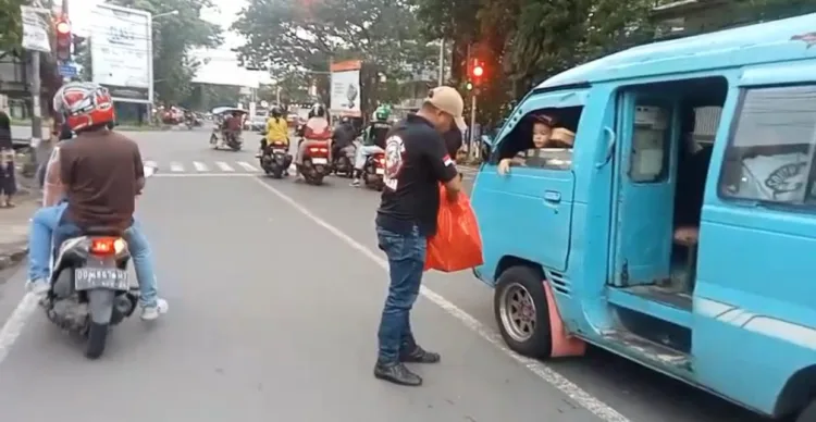 Memasuki pekan pertama Bulan Suci Ramadhan 1447 Hijriah, Organisasi Masyarakat Relawan 76 menggelar aksi sosial dengan membagikan 200 paket takjil kepada para pengendara yang melintas di Jalan Opu Daeng Siraju (dahulu Jalan Cendrawasih), Kota Makassar, Minggu (22/02/2026).