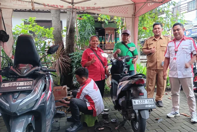 M Fuad Kades Randupitu turun Langsung cek servis keliling di Halaman Balai Desa (BM)
