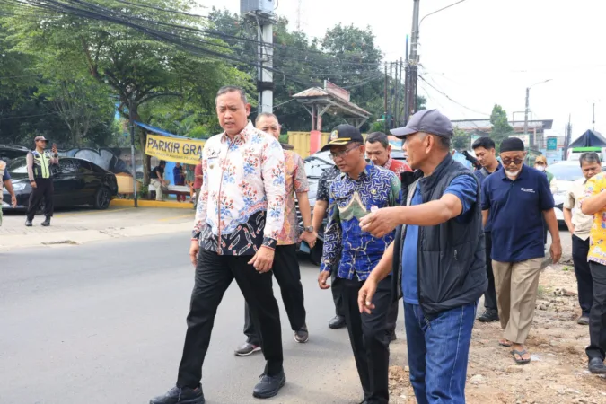 Wali Kota Bekasi, Tri Adhianto meninjau langsung kondisi saluran air di wilayah Kelurahan Cimuning pada Kamis (26/2/2026) pagi, menyusul laporan warga terkait aliran air yang tidak berjalan semestinya hingga menyebabkan genangan di sejumlah titik.