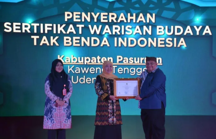 Gubernur Jatim serahkan sertifikat warisan budaya ke Kadis Pariwisata dan Kebudayaan (doc Kominfo)