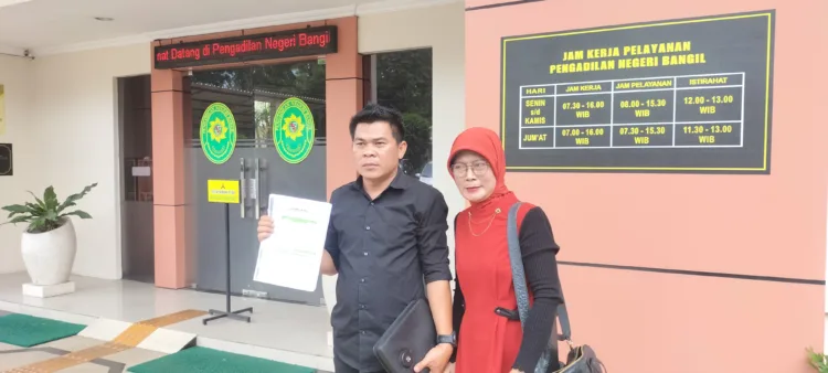Kuasa Hukum Helly dampingi Tatik Suhartiatun di PN Bangil (BM)
