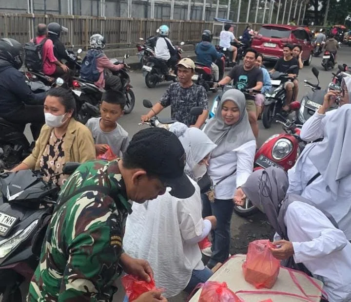 TP PKK Jatibening Baru Bagikan 250 Paket Takjil di Jl. Kapin RW 04 2 1001533205