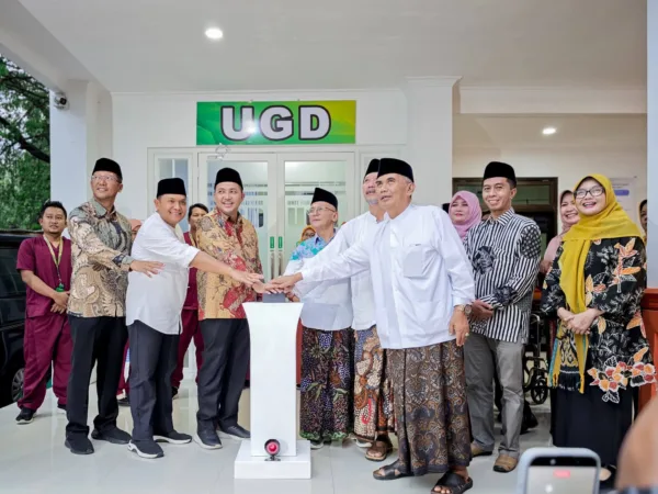Bupati, Wakil Bupati, Wakil DPRD Pasuruan saat meresmikan UGD Puskesmas 24 jam (ist)