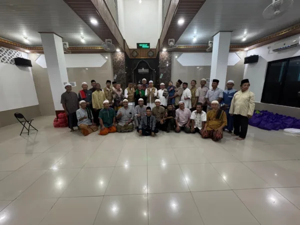 Musholla Al-Ukhuwah menggelar kegiatan Ifthor Jamai (buka puasa bersama) bagi anak yatim, dhuafa, dan warga sekitar di kawasan Taman Wana Sari Indah (TWI) Blok A, Kelurahan Wanasari, Kecamatan Cibitung, Kabupaten Bekasi, Minggu (1/3/2026).