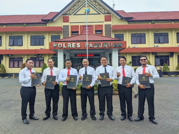 Anggota Polsek Gempol foto bersama usai borong penghargaan (BM)