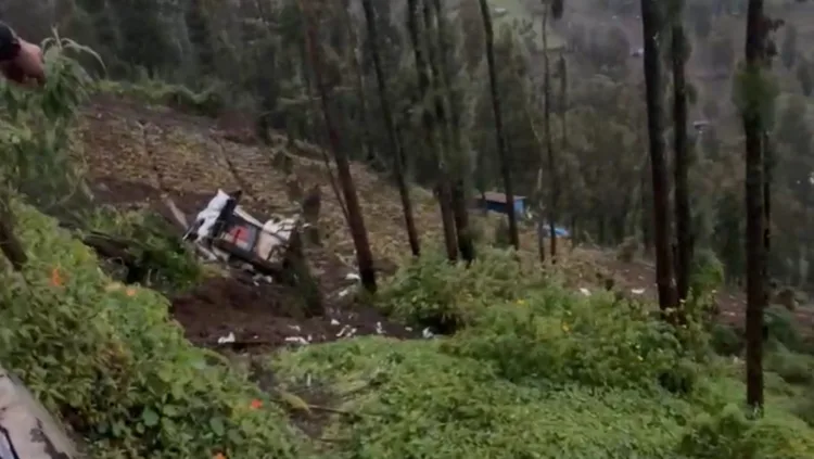 Hujan Deras Guyur Tosari, Longsor Tutup Akses Jalan dan Timpa Kendaraan